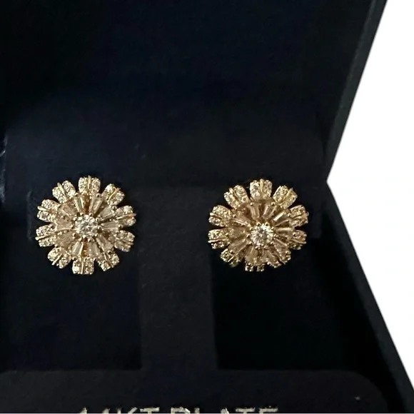 Earrings Elegant Flower Earrings - Picture 2 of 4